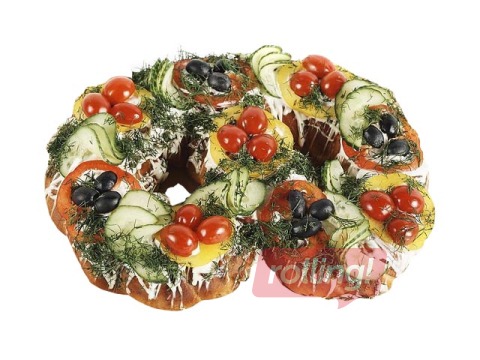 Kliņģeris Iļģuciema ar kūpināta laša un dārzeņu pildījumu, dekorēts ar dārzeņiem, 1.5 kg