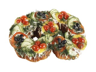 Kliņģeris Iļģuciema ar kūpināta laša un dārzeņu pildījumu, dekorēts ar dārzeņiem, 1.5 kg