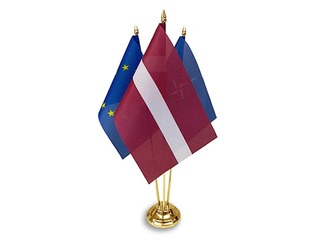 Karogs galda, trīsvietīgs, 14 x 28 cm