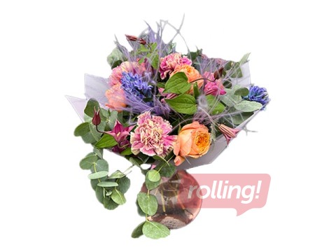 Ziedu pušķis no rozēm, neļķēm, hiacintēm un citiem ziediem, spalvām un zaļumiem, Ø40cm